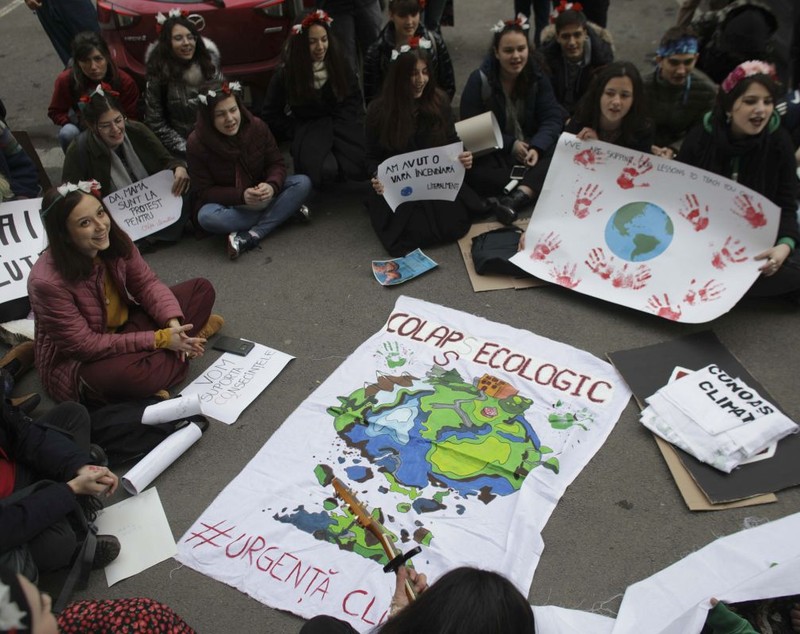 Protest pe tema poluării în fața Primăriei București, organizat de tinerii inspirați de Greta Thunberg