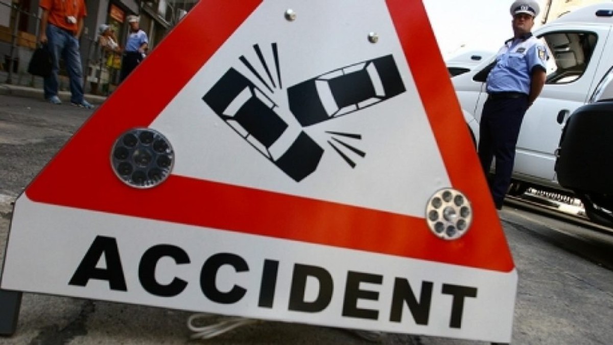 Polițistă din Vrancea rănită grav, după ce mașina cu care se întorcea de la serviciu a intrat sub o basculantă