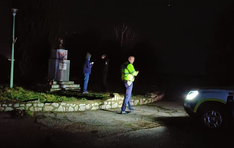 Statuia lui Mihai Eminescu din Orșova, vandalizată cu mesaje obscene. Poliția îi caută pe vinovați