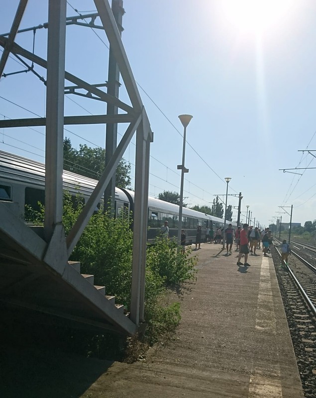 Zeci de călători, blocați la aproape 40 de grade în trenul cu care se întorceau de la mare. „Nu a mers aerul”