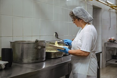 „Și pe noi ne afectează creșterea prețurilor. Că nu avem salarii wow”, spune Mariana, una dintre bucătăresele de la cantina Grivița
