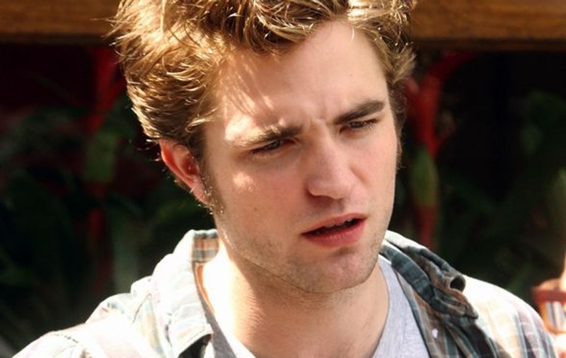 Robert Pattinson, lovit de o maşină