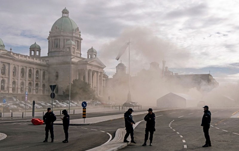 Focuri de armă în fața Parlamentului din Serbia: atacatorul care a rănit o persoană și a cauzat un incendiu a fost arestat