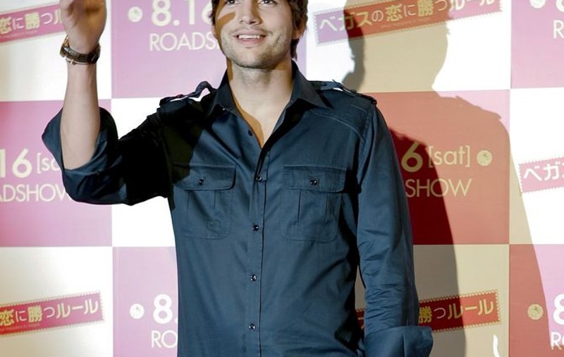 Ashton Kutcher, cea mai populară vedetă pe Twitter