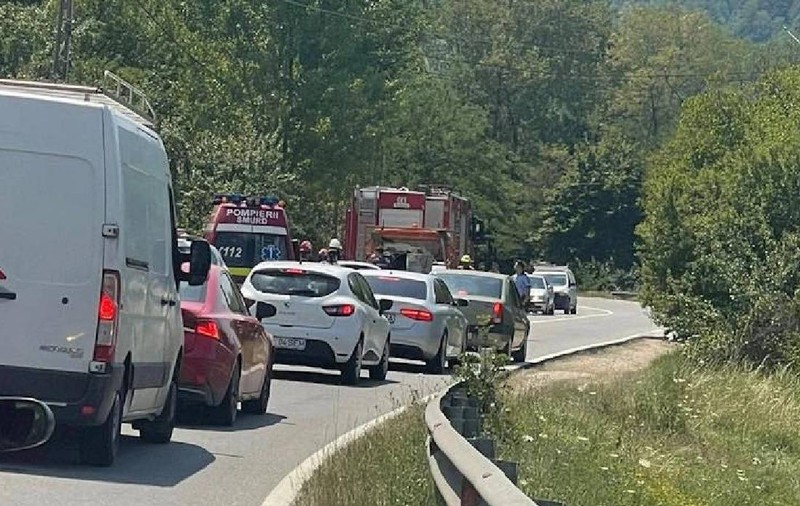 Trafic oprit pe Valea Oltului, coloană de mașini de câțiva kilometri, din cauza unui accident