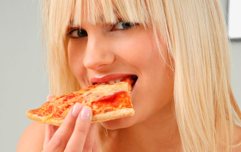 Experiment uluitor: Ce se întâmplă de fapt dacă mănânci o săptămână numai fast-food