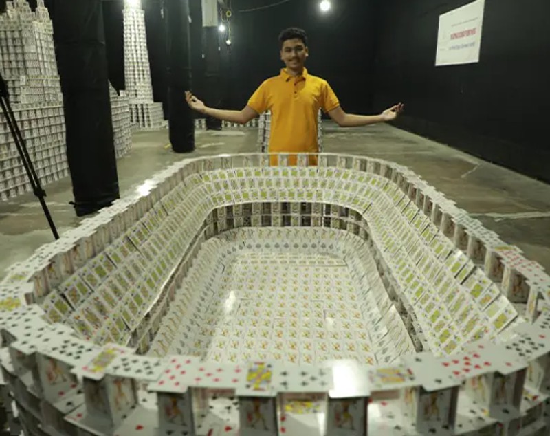 Un adolescent indian a realizat cea mai mare construcție din cărți de joc din lume și a intrat în Cartea Recordurilor