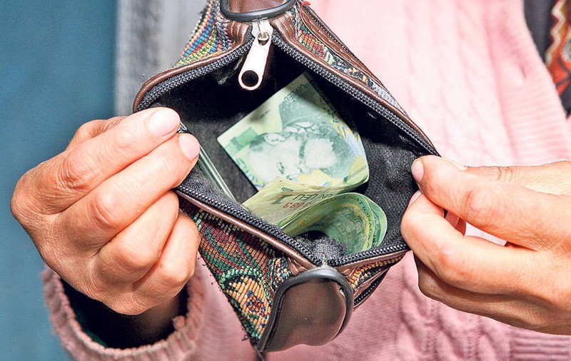 Salariul mediu a crescut în octombrie cu 16 lei, până la 2.392 lei. Programatorii câștigă cel mai bine, barmanii și ospătarii scot cel mai puțin