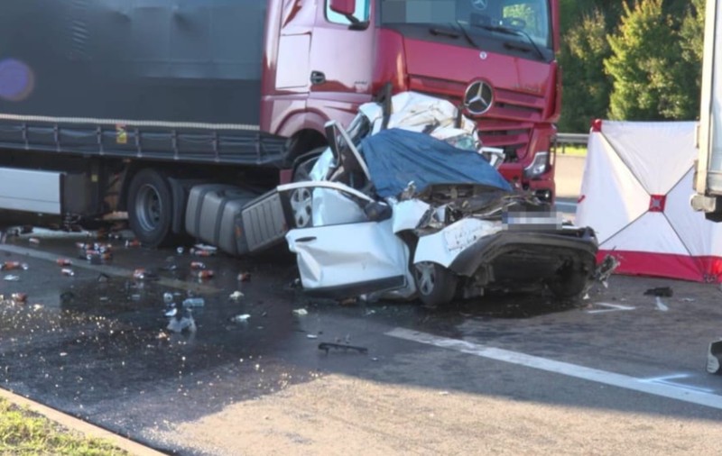 Șoferii de TIR care au filmat din cabină cum a murit șoferul unei Dacii, în Germania, pedepsiți pentru că au folosit telefonul la volan