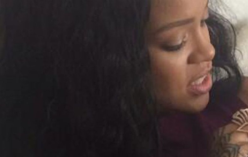 În IPOSTAZA asta NU te-ai fi AŞTEPTAT s-o vezi! Rihanna, cu un BEBELUŞ la PIEPT 