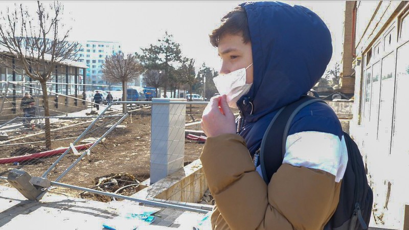 Eric are 15 ani și e în clasa a 8-a. Se simte speriat de epidemia de coronavirus și afectat de închiderea școlilor, având în vedere examenele de final de an. - Captură din video