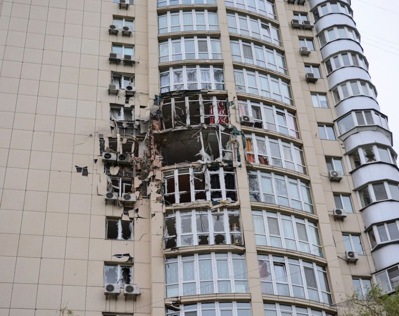 Imagini cu urmările atacului din Kiev. Autoritățile ucrainene spun că distrugerile au fost provocate de resturile dronelor doborâte