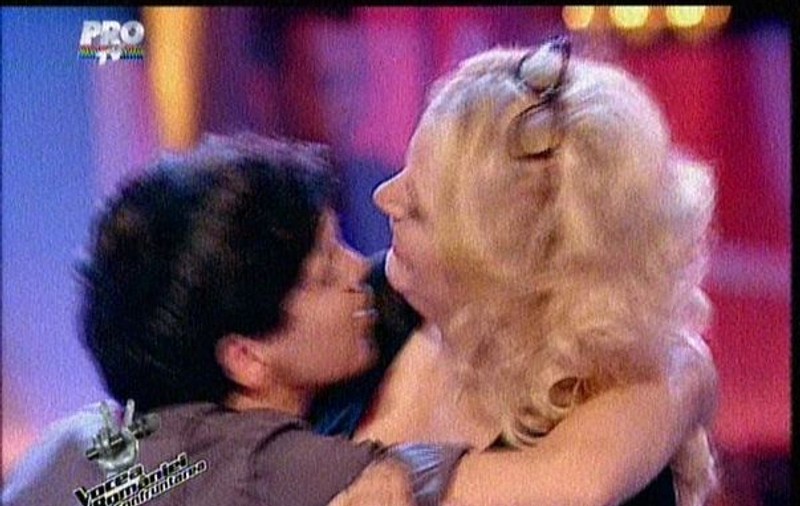 VOCEA ROMÂNIEI | Brenciu l-a obligat pe urmașul lui Michael Jackson să-și SĂRUTE rivala