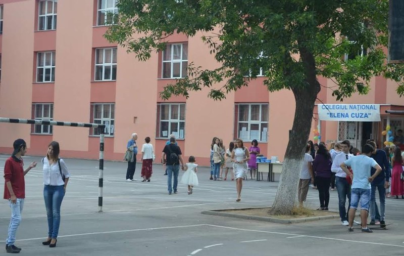 Examenul de Bacalaureat s-a încheiat! Până să înceapă oficial vacanța, absolvenții de liceu așteaptă cu emoții notele
