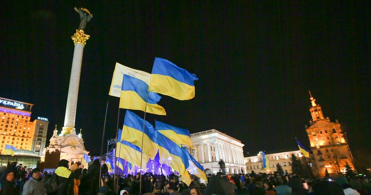 Oameni la un miting pentru aniversarea revoluției Maidan, în Piața Maidan Nezalejnosti din Kiev