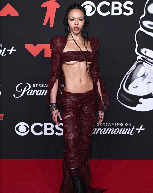 Vedete la MTV Video Music Awards 2025. De la rochii transparente la coafuri avangardiste, starurile au impresionat