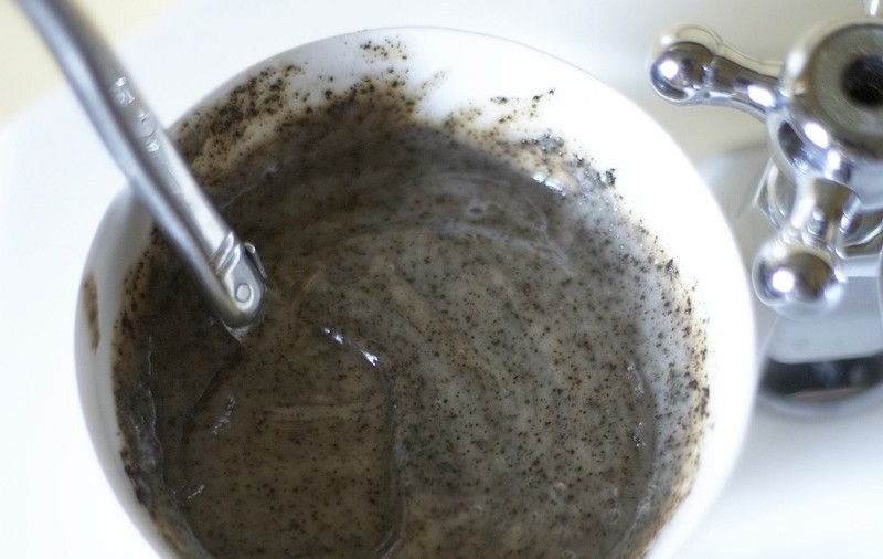 Masca cu cafea te ajută să arăți ca la 18 ani. Uite cât de simplu se prepară