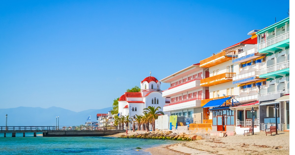 Paralia Katerini, Grecia, peisaj de pe plaja, cu vedere in departare catre o biserica