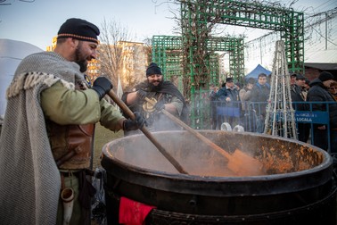 În caietul de sarcini, Primăria S5 a pus condiţia ca bucătarii să poarte costume tradiţionale