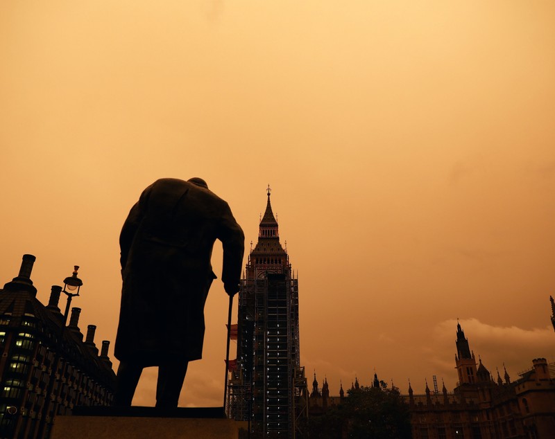 FOTO| Apocalipsă la Londra: Cerul s-a făcut roșu și s-a întunecat în plină zi. Fenomenul cauzat de uraganul Ophelia