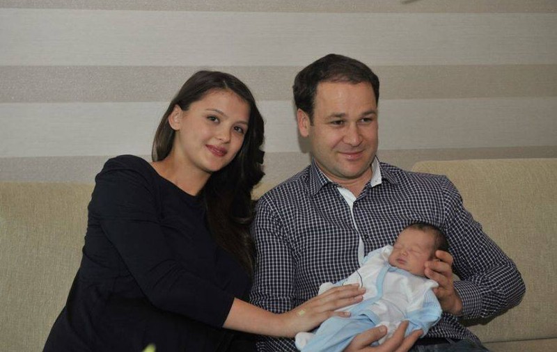 ZI MARE pentru primarul Robert Negoiţă, care ŞI-A BOTEZAT FIUL. Iată CINE AU FOST NAŞII, dar şi PRIMELE imagini de le ceremonie| FOTO