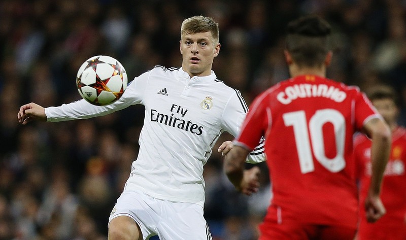 epa04476676 Real Madrid´s midfielder Toni Kross (L) in action in front of Philippe Coutinho (R), of Liverpool, during their UEFA Champions League group B soccer match played at Santiago Bernabeu stadium in Madrid, Spain, on 04 November 2014. EPA/JUANJO MARTIN