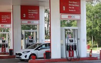O mașină încarcă la o pompă într-o benzinărie din București, 27 iulie 2026