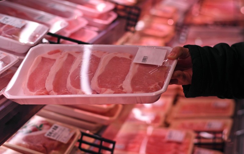 Consiliul Concurenței încearcă să afle de ce carnea de porc de la fermierii români nu mai ajunge pe rafturi: „Analizăm întregul lanț”