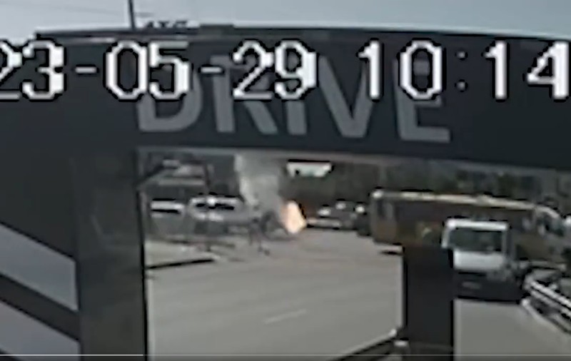 Momentul în care resturile unei rachete lovesc o mașină care circula pe o stradă aglomerată din Kiev | VIDEO