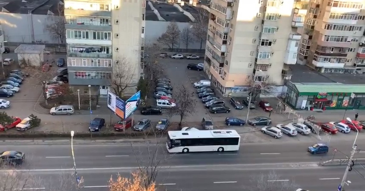 Un autobuz cumpărat nou de primăria din Ploiești s-a poticnit în drum