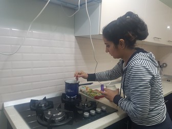 Ola a pregătit vin fiert de sărbătoare, în bucătăria proaspăt renovată