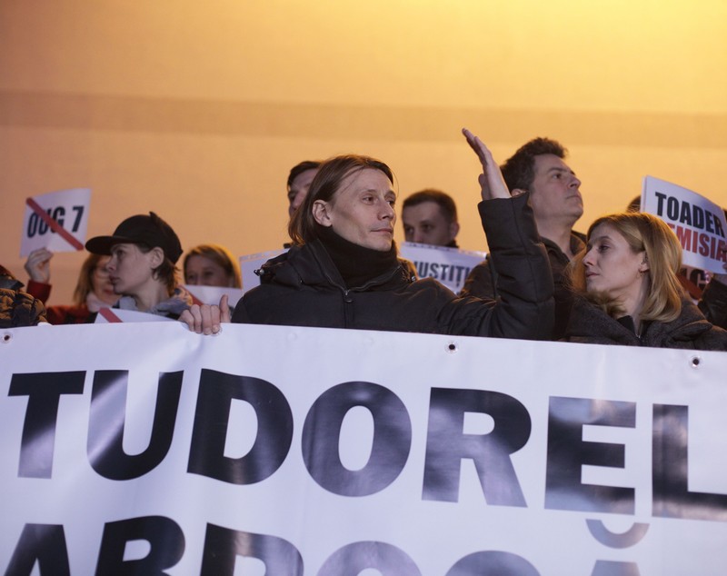 Protest pe treptele TNB față de Ordonanța care modifică legile justiției. Rebengiuc: "De frica închisorii, iau justiția în brațe și o schimbă cum vor ei"