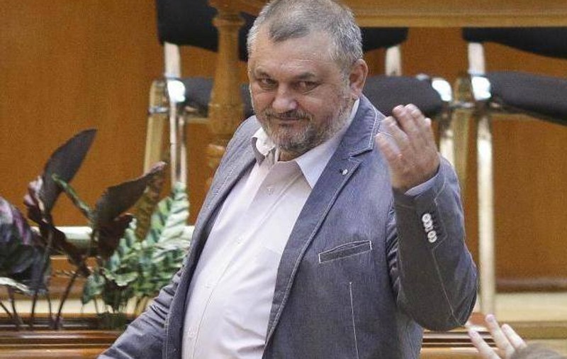 Bichineț continuă seria de afirmații vulgare, în Parlament: ”Până la urmă, acel păcătos Portocală, a paradit-o sau nu pe colega noastră, Cosma?”