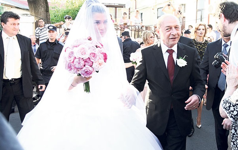 A avut rochie de prinţesă | Iat-o pe Elena Băsescu, «prima mireasă a ţării», înainte de cununia religioasă cu Bogdan Ionescu