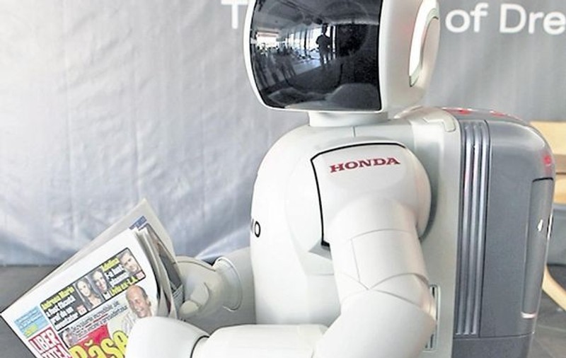 Robotul Asimo a citit ziarul Libertatea