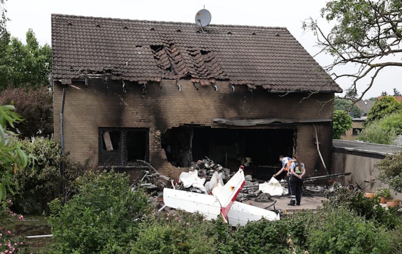 O pensionară de 71 de ani care pilota un avion s-a prăbușit cu acesta într-o casă din Germania. Doi oameni au murit