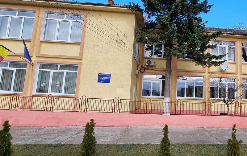 Liceul sătesc care „atacă” Bac-ul exclusiv cu „veterani”. Din toamnă, dispare și varianta seralului: „Rămânem doar cu profesionala”