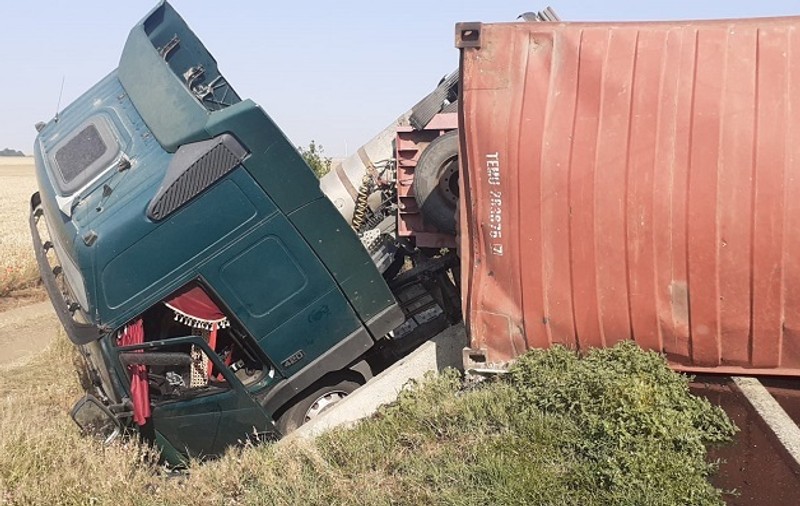Un TIR încărcat cu ulei alimentar s-a răsturnat pe DN 2A. Traficul se desfășoară pe un fir, alternativ