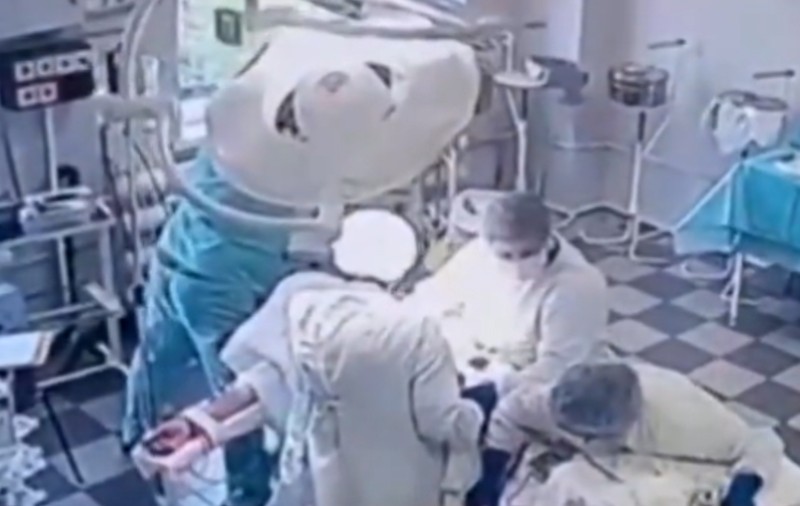 Chirurgii ruși au continuat să opereze un pacient în timpul cutremurului de 8,8 grade din Kamceatka, Rusia. Iar momentul a fost filmat I VIDEO