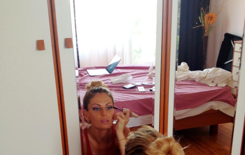 Andreea Bănică, artistă şi în machiaj! Nu are de nevoie de profesionişti pentru a urca pe scenă!