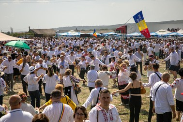 Peste 3.000 de oameni au fost prezenți la petrecerea câmpenească. Foto: Eli Driu / Libertatea