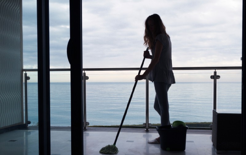 Amendă de 750 de euro dacă-ți uiți mopul pe balcon: 7 reguli ciudate care te lasă fără bani în buzunar, dacă ești turist în această țară