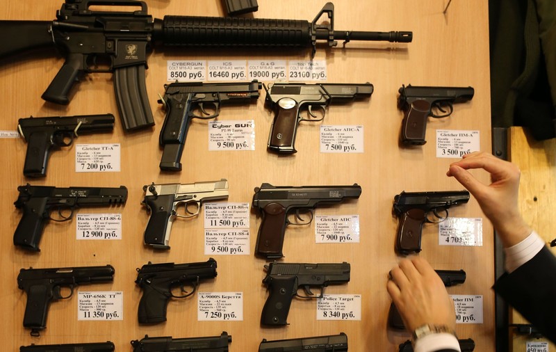 Coronavirusul a provocat cozi și la magazinele de arme. Americanii se tem de efectele sociale ale pandemiei
