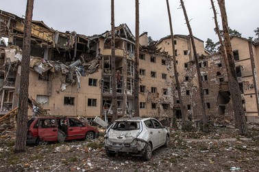 Distrugerile provocate de un bombardament rusesc în Irpin, Ucraina | Foto: EPA