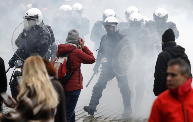 Proteste violente la Bruxelles, față de măsurile sanitare. Zeci de arestări în urma ciocnirilor dintre poliție și manifestanți