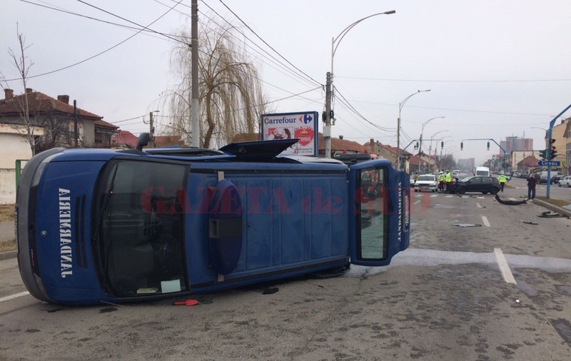 Patru jandarmi răniți într-un accident în județul Mehedinți. Șoferița, care a provocat accidentul, a ajuns la spital