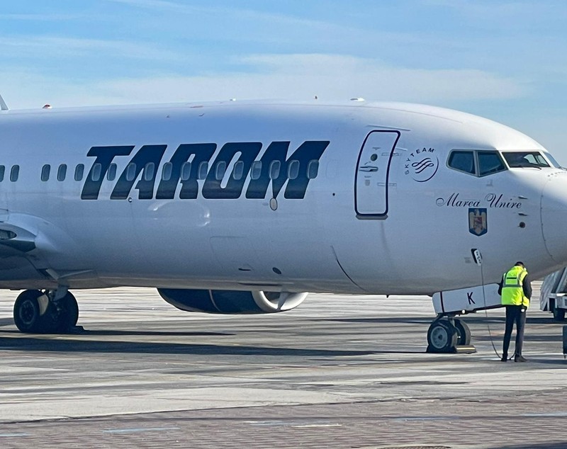 Avionul care a aterizat de urgență pe Aeroportul din Timișoara și-a reluat cursa spre Madrid. Pasagera care a leșinat în timpul zborului, suspectă de COVID-19