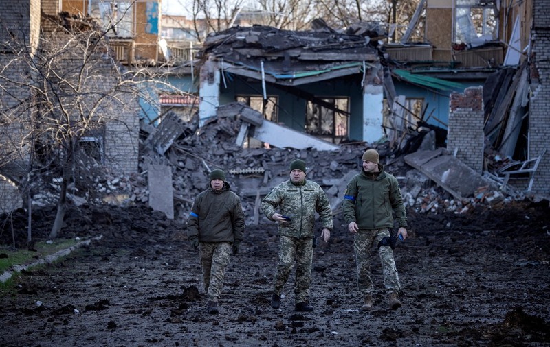 „Mulți avem «picior de șanț»”. Imagini cu soldații ucraineni care apără linia frontului din Donbas în tranșee pline de noroi