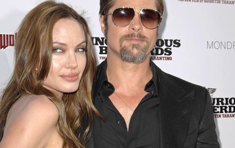 Angelina Jolie şi Brad Pitt vor să-şi facă aeroport privat