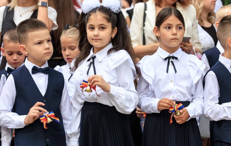 Copii în uniforme școlare la un eveniment în aer liber. 2 septembrie 2024, Bălți, Moldova.